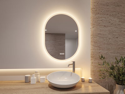 Ovale wandspiegel met warmwit LED-licht rondom boven houten wastafel met witte keramische kom en kaarsen