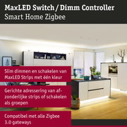Moderne witte keuken met LED-verlichting en slimme MaxLED Switch Dimm Controller voor Zigbee bediening