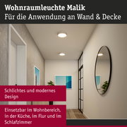 Weiße Wohnraumleuchte Malik mit schlichtem Design an Decke im Flur mit Spiegel und Holzfußboden