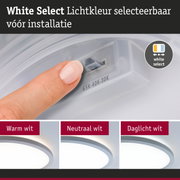 Vinger stelt witte LED-plafondlamp in met instelbare lichtkleur warm, neutraal en daglicht