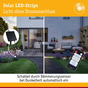 Solar LED-Strips mit schwarzem Solarpanel und Fernbedienung im Garten für energiesparende Außenbeleuchtung