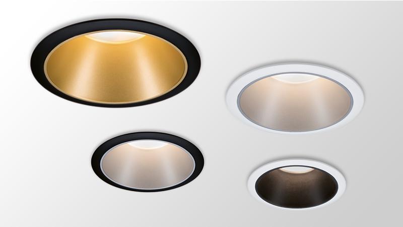 Vier runde Einbaustrahler in Schwarz und Weiß mit gold- und silberfarbenen Reflektoren für moderne Beleuchtung