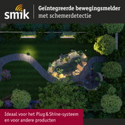 Verlichte tuin met vijver en pad, reclame voor geïntegreerde bewegingsmelder met schemerdetectie