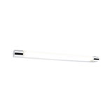 Schmale LED-Wandleuchte mit weißem Diffusor und chromfarbenen Endkappen für modernes Raumlicht