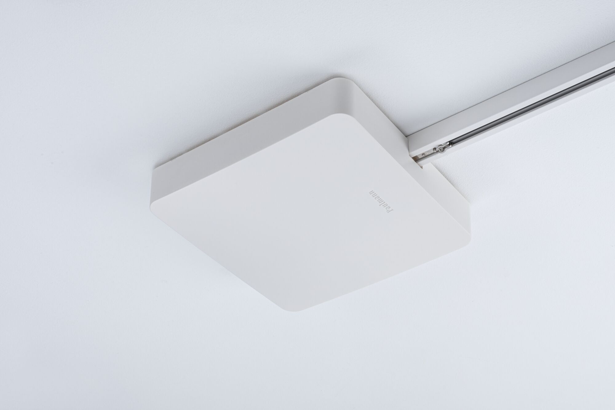 Weißes quadratisches Deckenlicht aus Kunststoff mit schlichter Optik für moderne Innenräume