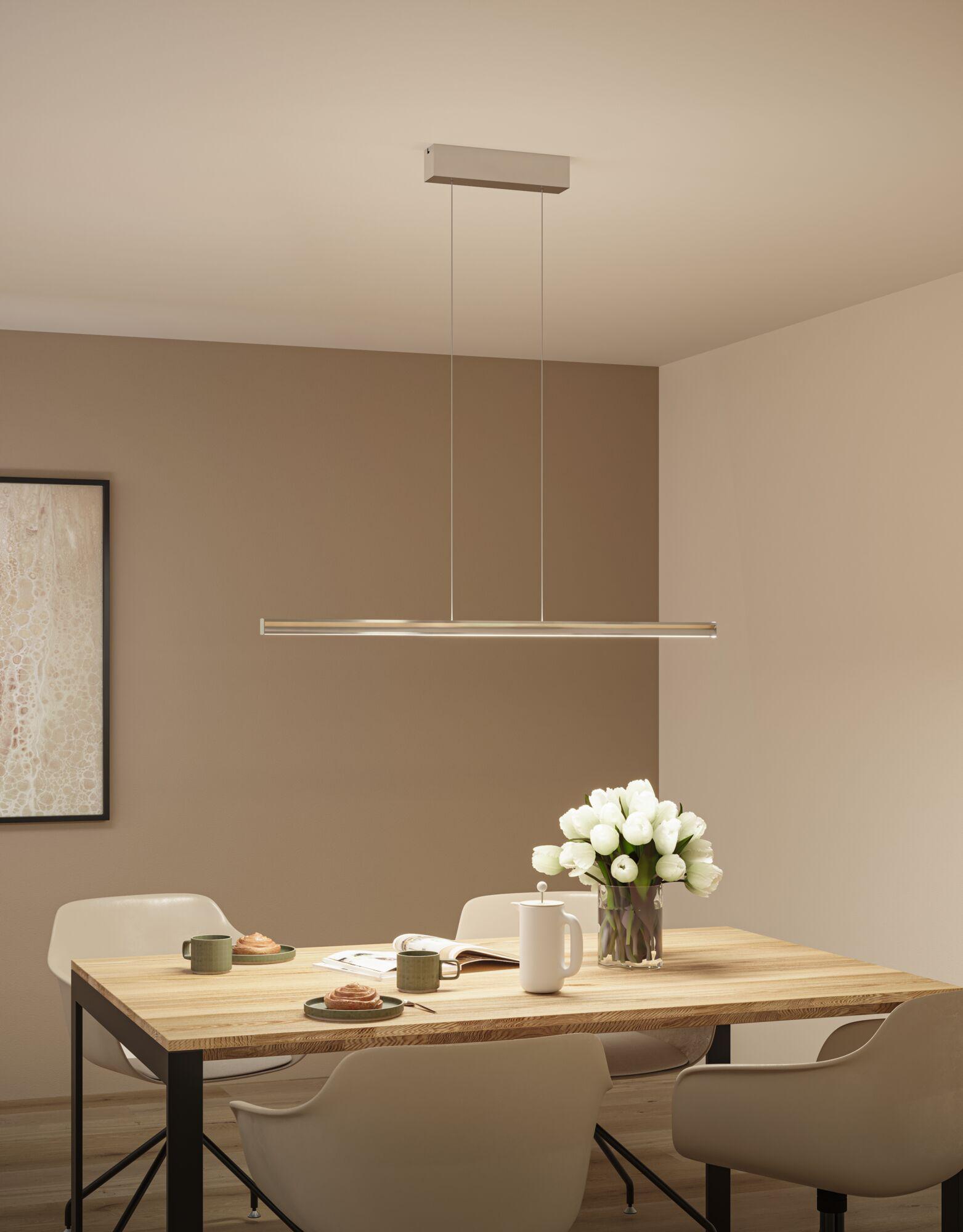 Suspension LED moderne en métal argenté au-dessus d'une table en bois avec fleurs et vaisselle