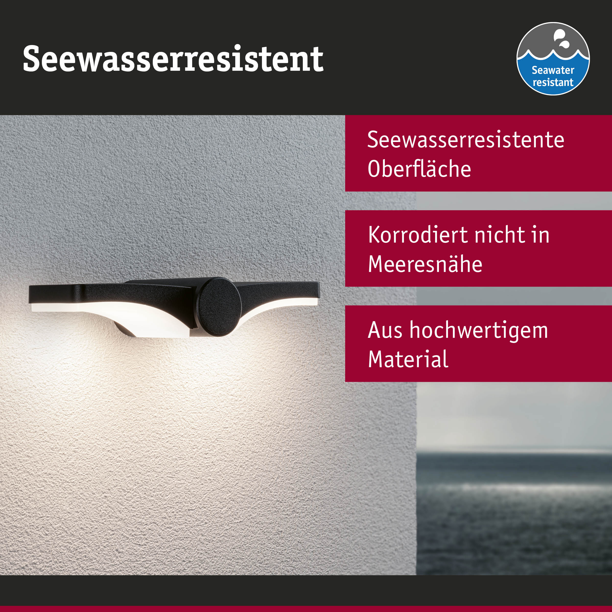 Schwarze Außenwandleuchte mit seewasserresistenter Oberfläche an weißer Wand mit Meerblick