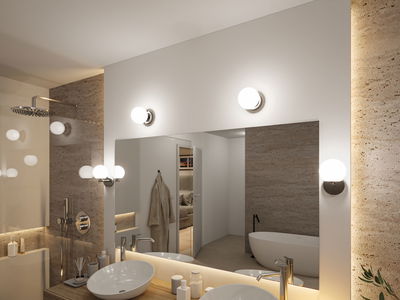 Modernes Badezimmer mit runden Wandlampen aus Glas und Chrom, helle LED-Beleuchtung und Natursteinwand.