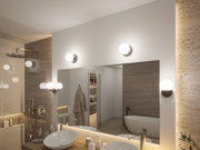 Moderne badkamer met ronde glazen en chromen wandlampen, helder LED-licht en natuurstenen muur.
