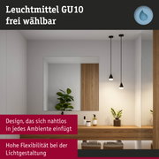 Modernes Badezimmer mit hängenden schwarzen LED-Pendelleuchten und Holzwaschtisch mit Spiegel