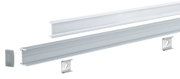 Aluminium LED-Profil in Silber mit transparentem Abdeckungsprofil und Montageclips für LED-Streifen.