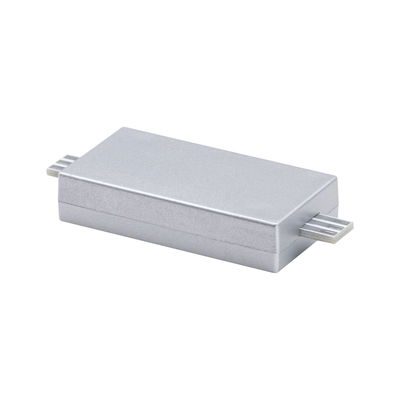 Compact zilverkleurig aluminium adapter met USB-aansluitingen voor LED-verlichtingssystemen