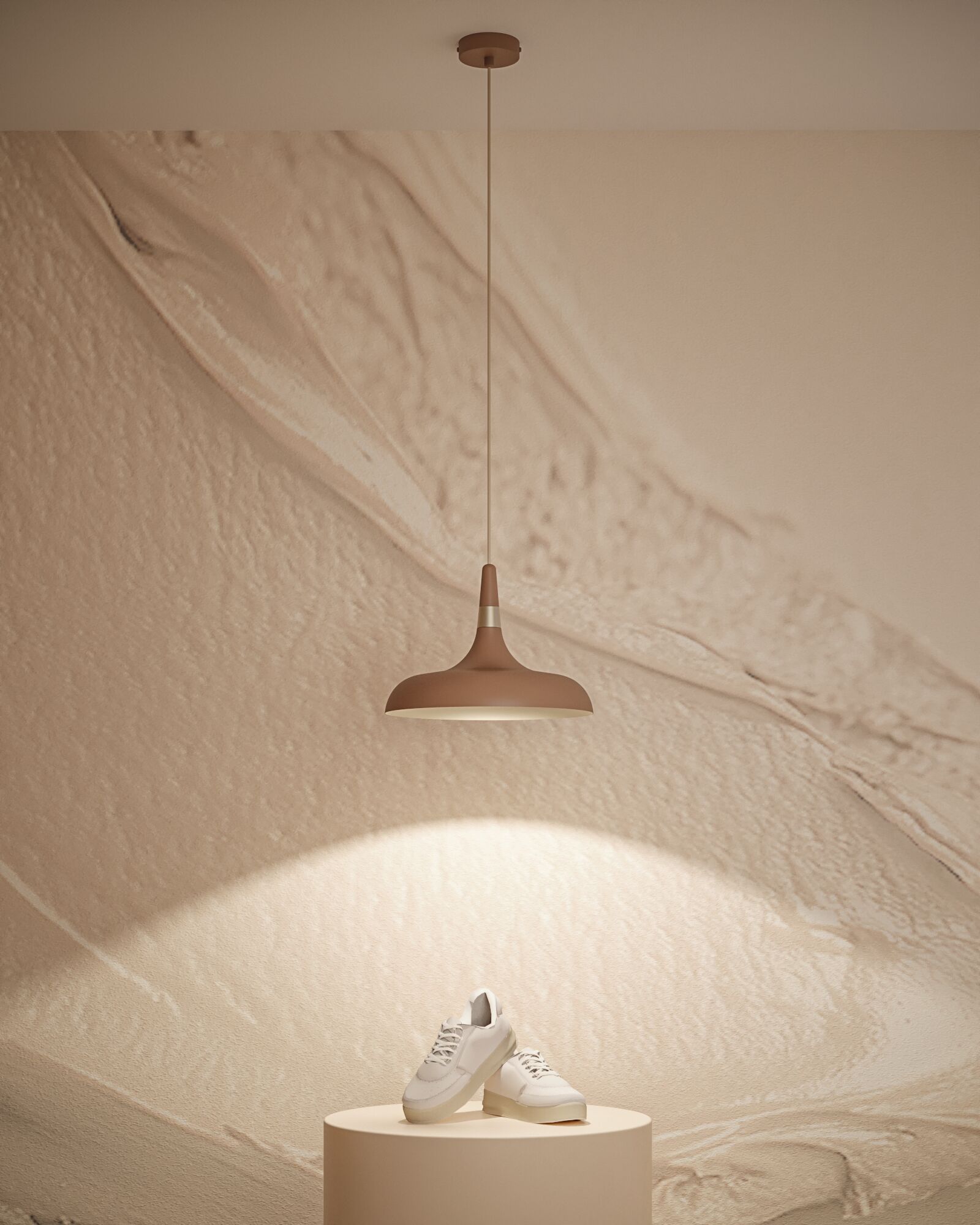 Braune Pendelleuchte aus Metall mit warmweißem Licht über cremefarbenem Podest mit weißen Sneakern