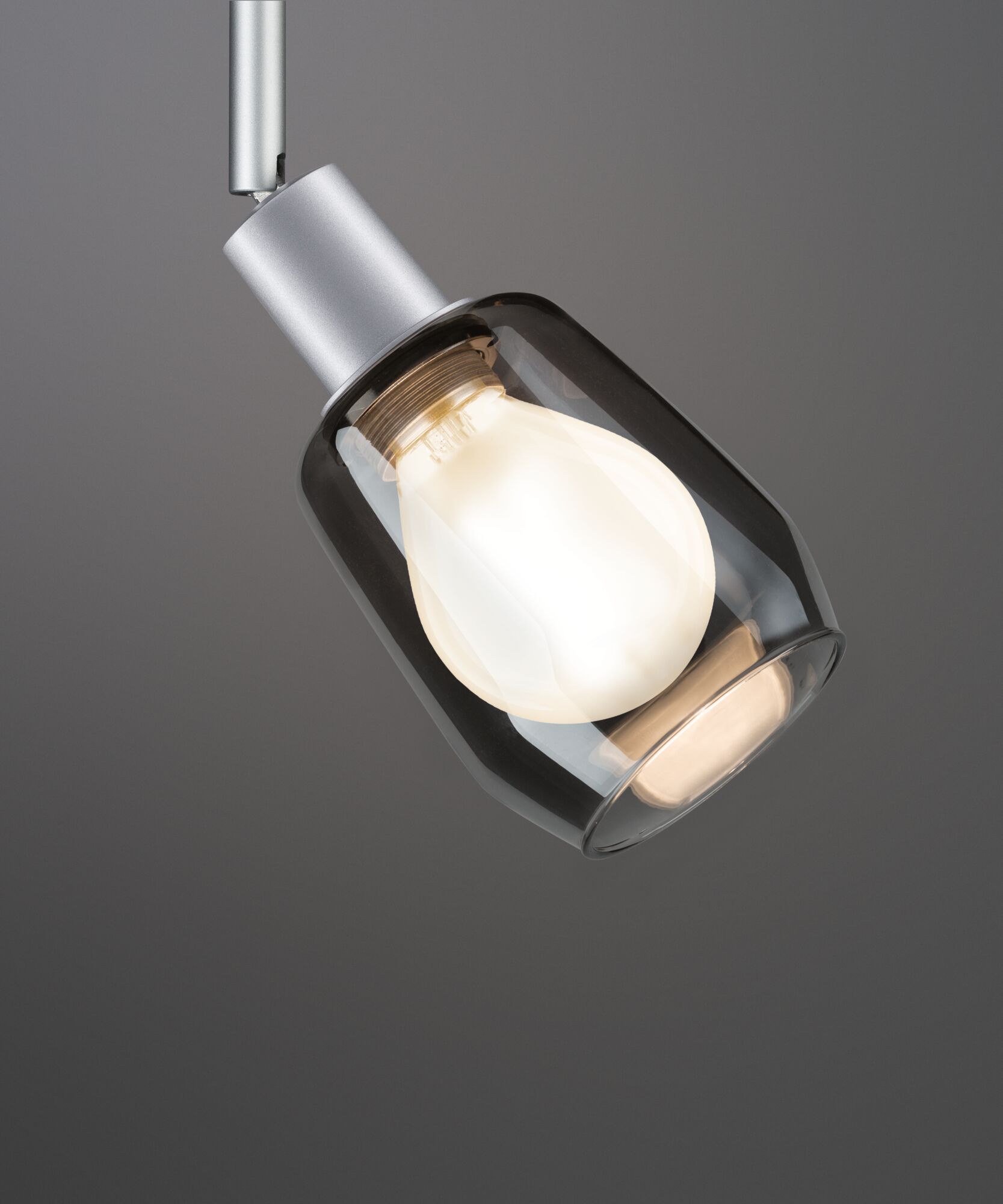 Moderne Deckenleuchte mit silbernem Metallhalter und rauchgrauem Glas, warmweißes LED-Licht.