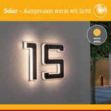 Zonne-energie huisnummer 15 met warm wit licht op grijze muur, moderne LED huisnummerverlichting