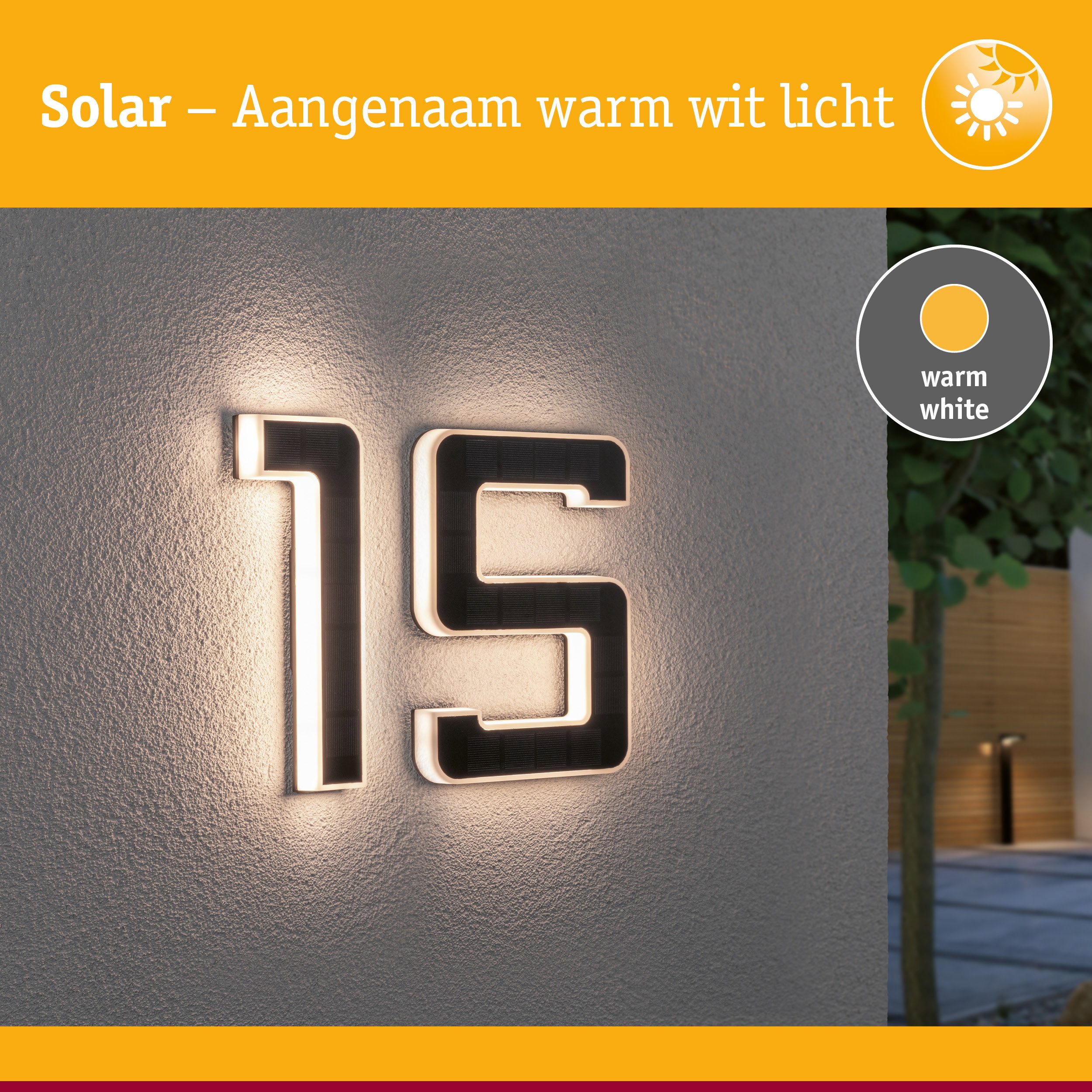 Zonne-energie huisnummer met warm wit LED-licht op grijze muur, moderne buitenverlichting