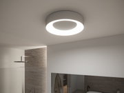 Runde weiße LED-Deckenleuchte mit modernem Design in Badezimmer mit Natursteinwand