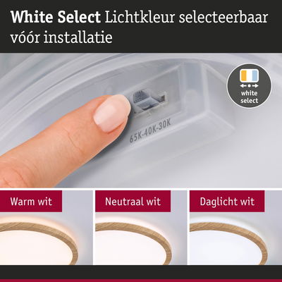 Vinger selecteert lichtkleur op witte LED-plafondlamp met houten ring, warm, neutraal, daglichtwit