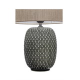 Bordlampe med grå tekstureret keramisk fod og beige stofskærm til stemningsbelysning