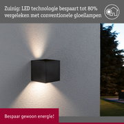 Zwarte metalen LED-wandlamp met energiezuinige verlichting aan grijze buitenmuur