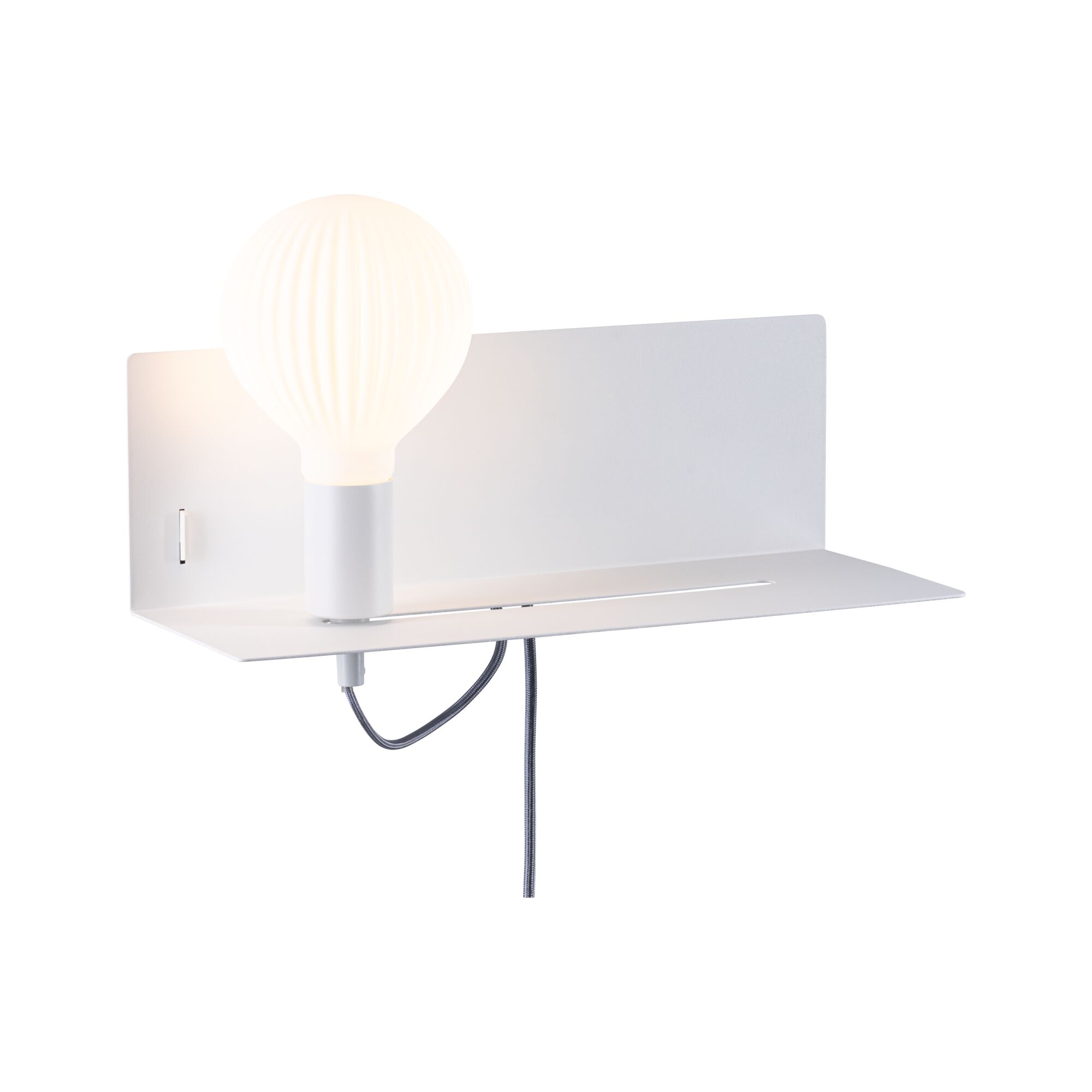 Moderne weiße Wandlampe aus Metall mit geriffelter Glühbirne und Textilkabel für Wohnräume