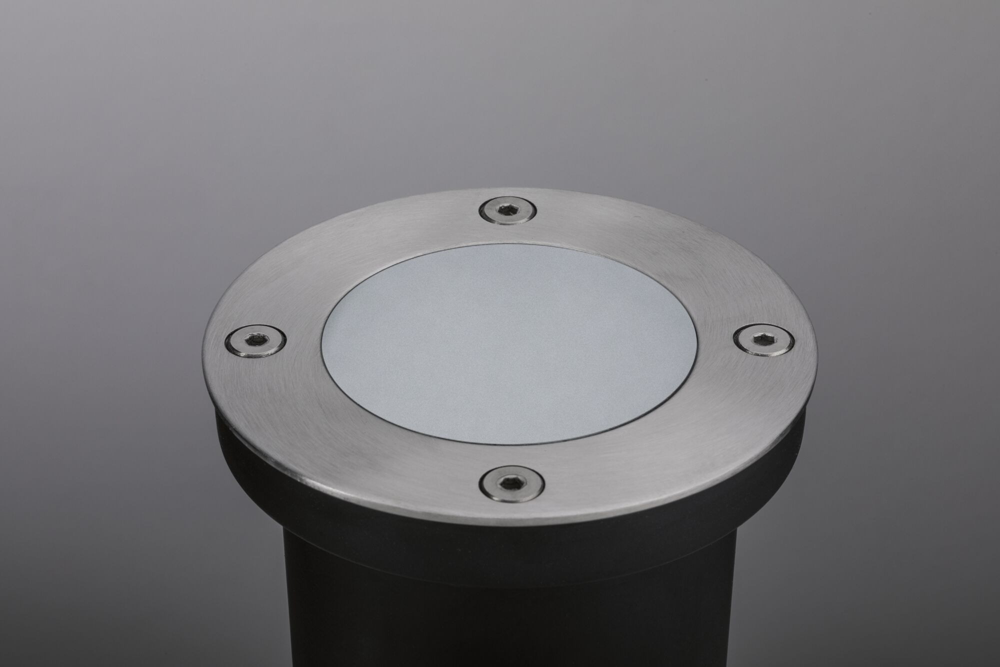 Spot encastré rond en acier inoxydable avec verre dépoli et vis pour éclairage extérieur.