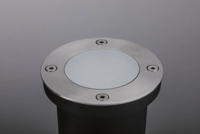 Runder Edelstahl-Einbaustrahler mit matter Glasabdeckung und Schrauben für Außenbeleuchtung.