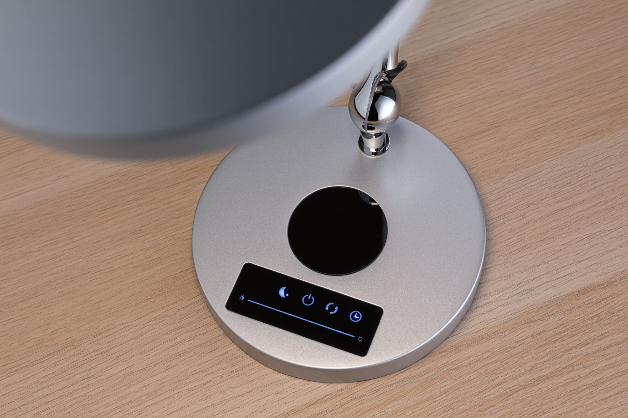 Sølv lampefod med touchkontrol og lysstyrkeregulator på lyst træbord til LED skrivebordslampe