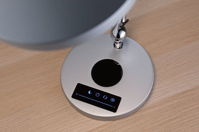 Socle de lampe argenté avec commande tactile et réglage de luminosité sur table en bois clair pour lampe LED