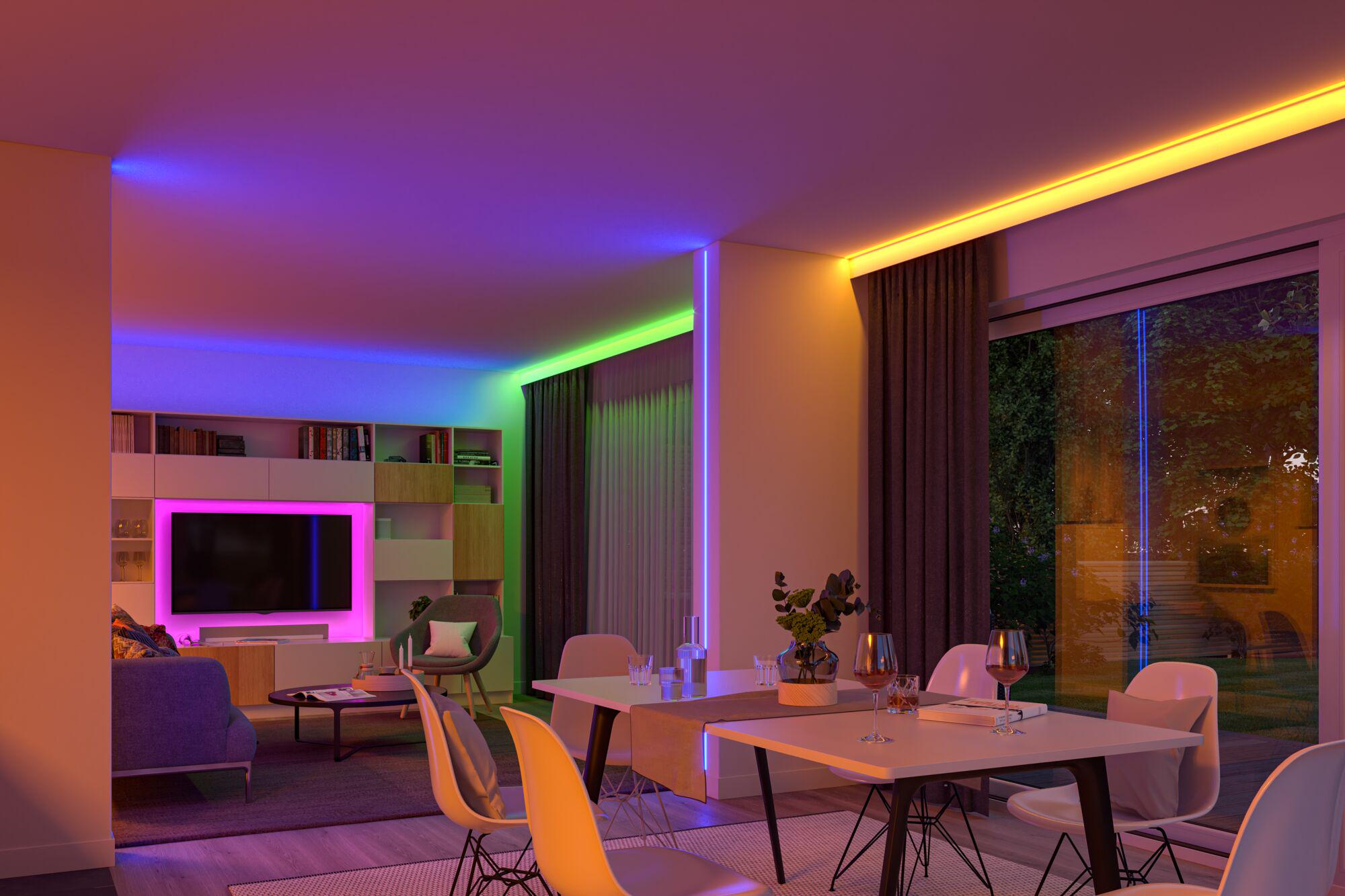 Modernes Wohnzimmer mit bunten LED-Lichtleisten in verschiedenen Farben für stimmungsvolle Raumbeleuchtung