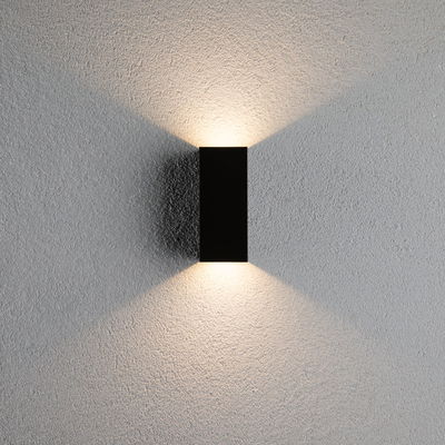 Schwarze rechteckige Wandleuchte aus Metall mit warmweißem Licht nach oben und unten