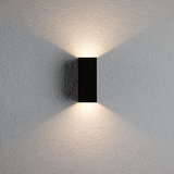 Schwarze rechteckige Wandleuchte aus Metall mit warmweißem Licht nach oben und unten