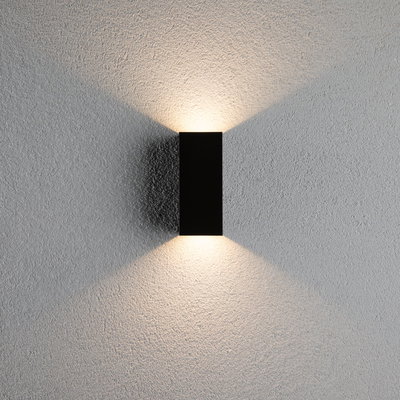 Schwarze rechteckige Wandleuchte aus Metall mit warmweißem Licht nach oben und unten