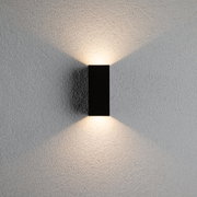 Schwarze rechteckige Wandleuchte aus Metall mit warmweißem Licht nach oben und unten