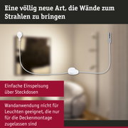 Weißes Stromkabel mit Schalter und Steckdose an Wand für einfache Stromversorgung im Raum