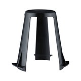 Sort plastikskammel med trebenet design til alsidig brug og pladsbesparende opbevaring