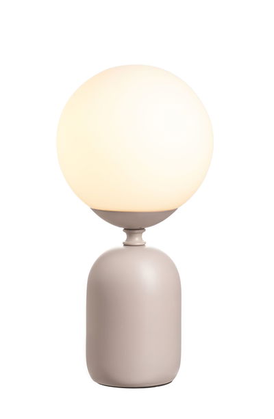 Moderne tafellamp met matte beige metalen voet en ronde opaalwitte glazen bol met warm licht