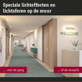 Moderne gang met houtdecor en groene tapijtverlichting voor receptie en gang