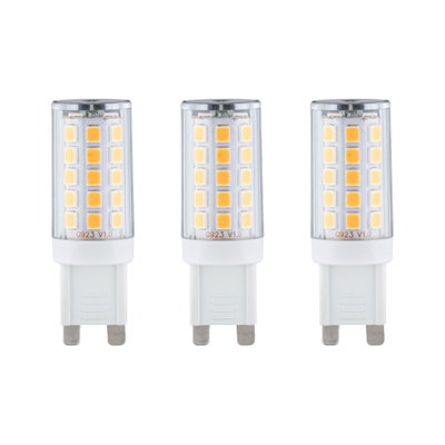 Drei weiße LED-Lampen mit transparentem Gehäuse und warmweißen Leuchtdioden für energiesparende Beleuchtung