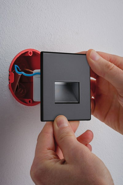 Installation d'un spot mural encastré LED carré noir mat avec pilote intégré et connexion câblée.