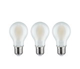 Drei klassische LED-Glühbirnen mit E27-Fassung und klarem Glas für energiesparende Beleuchtung