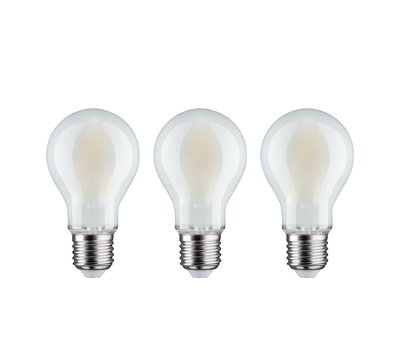 Drei klassische LED-Glühbirnen mit E27-Fassung und klarem Glas für energiesparende Beleuchtung