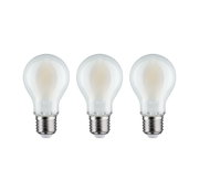 Drei klassische LED-Glühbirnen mit E27-Fassung und klarem Glas für energiesparende Beleuchtung