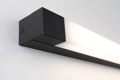 Schwarze LED-Wandleuchte mit mattem Aluminiumgehäuse und weißem Diffusor für moderne Innenbeleuchtung