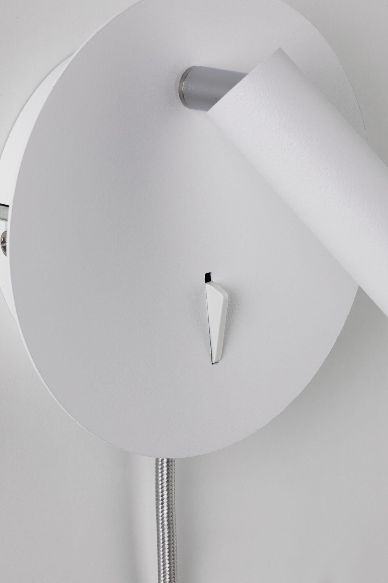 Moderner weißer Wandstrahler aus Metall mit rundem Sockel und flexiblem Arm für gezielte Beleuchtung