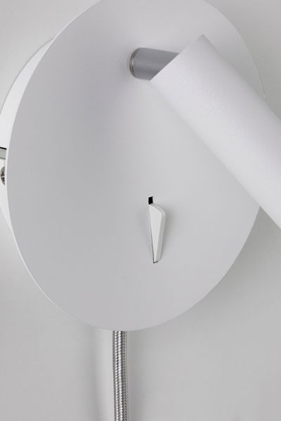 Moderner weißer Wandstrahler aus Metall mit rundem Sockel und flexiblem Arm für gezielte Beleuchtung