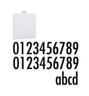 Weißes quadratisches Schild aus Kunststoff mit Aufhängevorrichtung und schwarzen Zahlen und Buchstaben