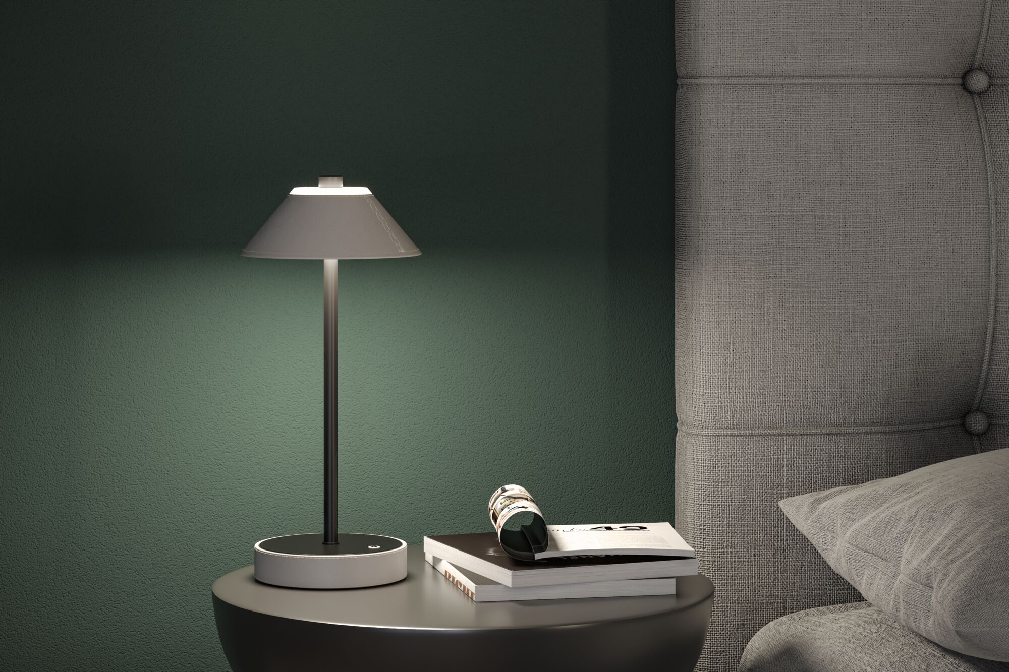 Moderne graue Tischlampe aus Metall mit Stoffschirm auf Nachttisch neben grauem Polsterbett