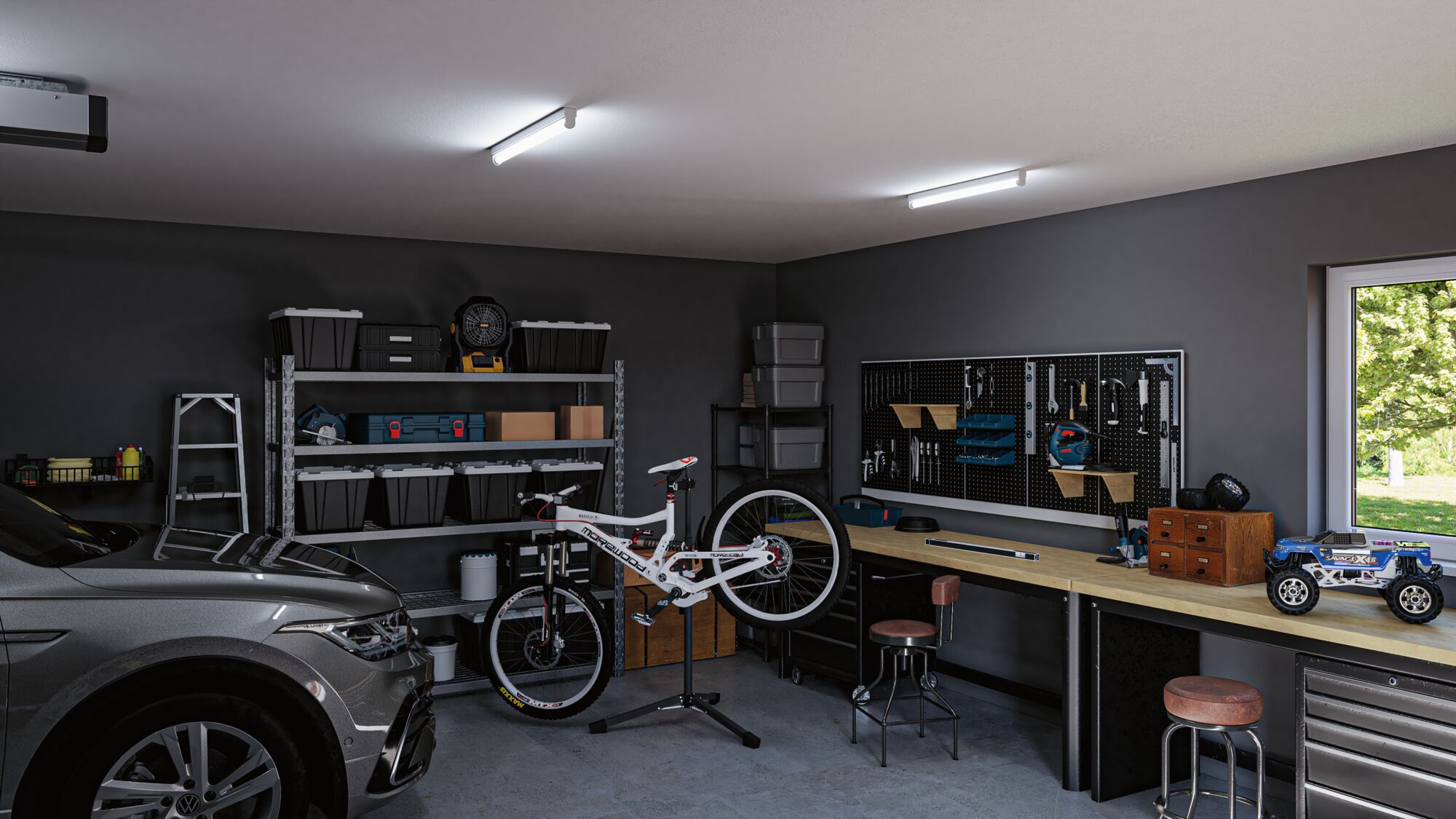 Moderne Garage mit grauem Auto, Fahrrad auf Reparaturständer und gut organisierter Werkbank mit LED-Deckenleuchten