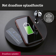 Zwarte draadloze oplader met smartphone en touchpaneel voor draadloos opladen